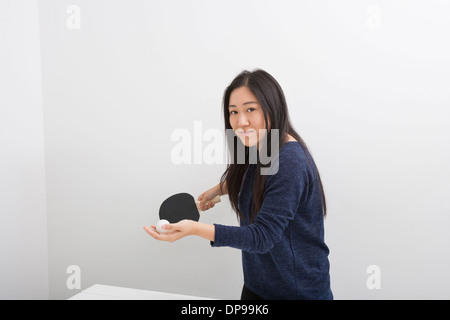 Porträt der schönen jungen Frau, die Vorbereitung, Tischtennis-Ball zu dienen Stockfoto