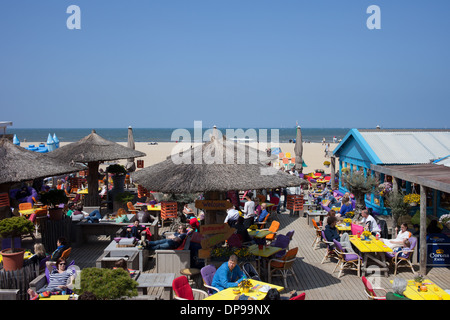 Beach Club Café Restaurant in Scheveningen Gegend an der Nordsee in den Haag, Holland, Niederlande. Stockfoto