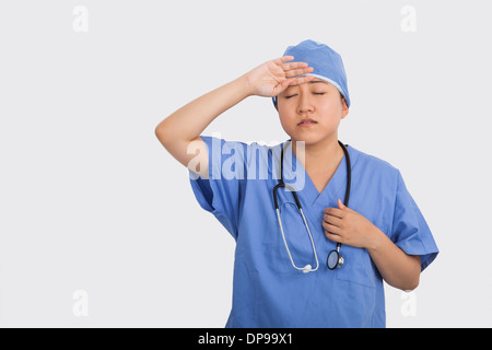 Müde Ärztin mit Stethoskop um den Hals im Krankenhaus Stockfoto