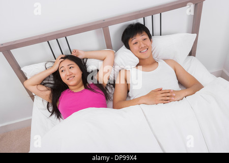 Zufrieden junges Paar im Bett Stockfoto