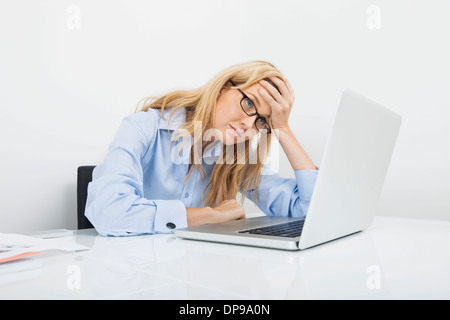 Frustriert Geschäftsfrau Blick auf Laptop im Büro Stockfoto