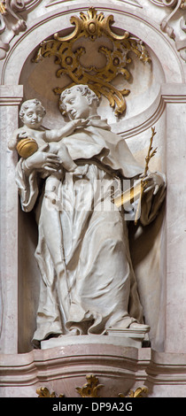 Jasov - barocke Skulptur des Heiligen Antonius von Padua im Kirchenschiff des Premonstratesian Klosters Stockfoto