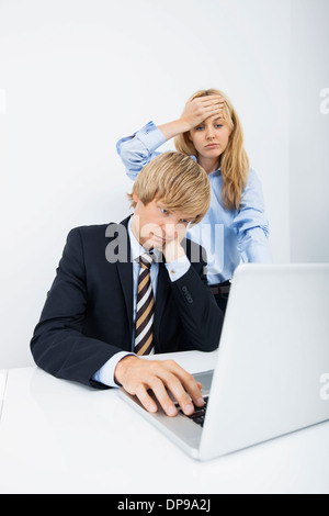 Frustriert Geschäftsleute mit Laptop am Schreibtisch im Büro Stockfoto