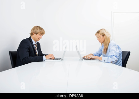 Geschäftsleute auf Laptops im Büro arbeiten Stockfoto