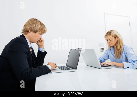 Geschäftsleute auf Laptops im Büro arbeiten Stockfoto