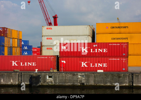 Gestapelte Container warten für den Transport auf dem Kai im Hafen von Gent, Ost-Flandern, Belgien Stockfoto