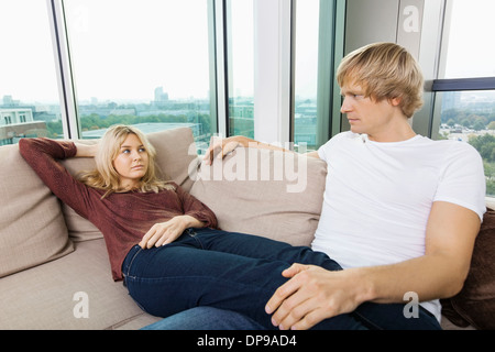 Ernst paar sahen einander zu Hause auf sofa Stockfoto