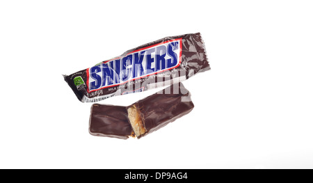 Geöffnet Snickers bar von Mars mit zerrissenen Paket und Candy draußen auf weißem Hintergrund, USA Stockfoto