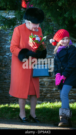 HM Königin Elizabeth II. besucht die Königsfamilie Service in Sandringham am Weihnachtstag 2013 Stockfoto