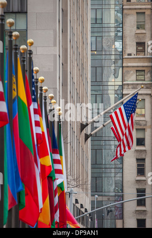 Internationale Fahnen auf dem Display am Rockefeller Center in Manhattan, New York City, USA Stockfoto