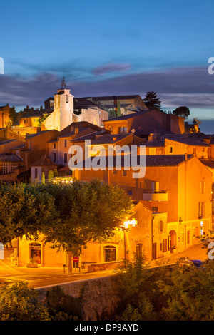 Dämmerung über der Stadt von Roussillon im Departement Vaucluse, Provence Frankreich Stockfoto