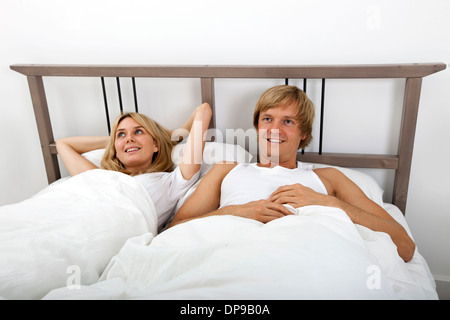 Nachdenklich paar im Bett zu Hause Stockfoto