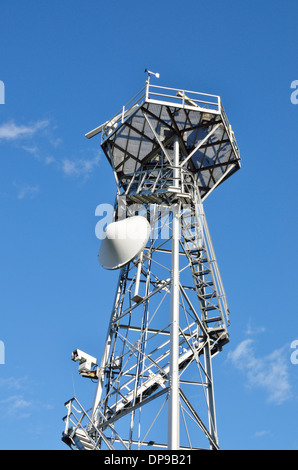 Nach oben auf einen Radarturm mit elektronischen Navigationsgeräten an sonnigen Tag strahlend blauen Himmel. USA Stockfoto