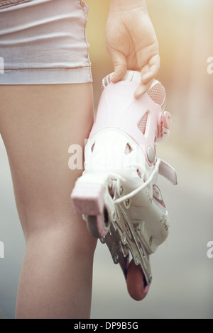 Nahaufnahme auf Teenager halten Rollschuh Stockfoto