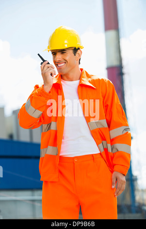 Glücklich Architekten tragen reflektierende Workwear Kommunikation über Walkie-talkie am Standort Stockfoto