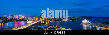 Panoramabild der Stadt Sydney und Hafen in der Nacht, Australien Stockfoto