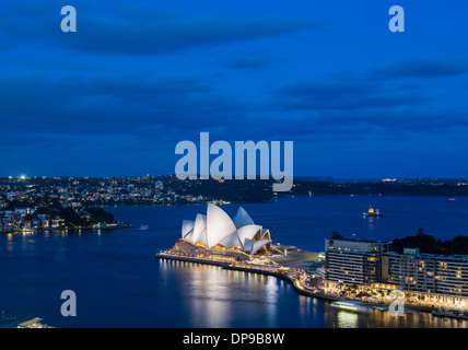 Luftbild des Sydney Opera House und der Sydney Harbour in der Nacht, Australien Stockfoto