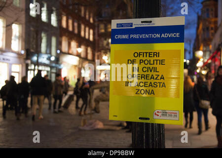 London, UK. 9. Januar 2014. Ein Verbrechen Prävention Beratung in rumänischer Sprache ausgestellt von der Metropolitan Police Hinweises Rumänen in Covent Garden, die Polizisten in Zivil auf dem Gebiet tätig sind. "Ofiteri de Politie in zivile Opereaza in Aceasta Zona", englische Übersetzung: "Polizisten in Zivil arbeiten in diesem Bereich." Von 1. Januar 2014 dürfen rumänische Staatsbürger, sich niederzulassen und überall in der Europäischen Union arbeiten und es war zu erwarten, dass viele nach Deutschland kommen würde. Nick Savage/Alamy Live-Nachrichten Stockfoto