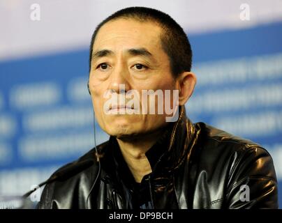 Datei - Datei Foto datiert 14. Februar 2014 zeigt chinesische Regisseur Zhang Yimou beteiligt sich an einer Pressekonferenz für seinen Film "A Woman, A Gun and A Noodle Soup" (San Qiang Pai ein Jing Qi) auf der Berlinale in Berlin, Deutschland. Der star-Regisseur muss eine Geldstrafe von 7,5 Millionen Yuan, etwa 900.000 Euro, für die Verletzung der Länder-ein-Kind-Politik zahlen. Foto: TIM BRAKEMEIER Stockfoto