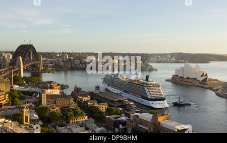 Sydney Harbour mit der Celebrity Solstice Cruise Schiff verlässt den Hafen, Australien Stockfoto