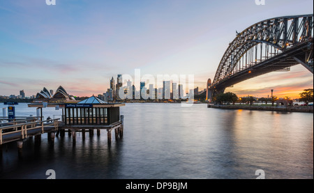 Sydney Harbour und Sydney Harbour Bridge, Australien in der Dämmerung / Sonnenuntergang Stockfoto