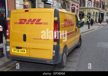 DHL-Lieferwagen auf einer Stadtstraße. Stockfoto