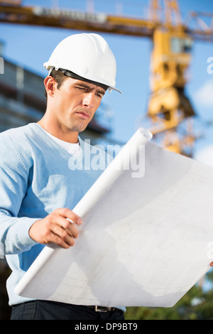 Männliche Architekt Prüfung Blaupause auf Baustelle Stockfoto