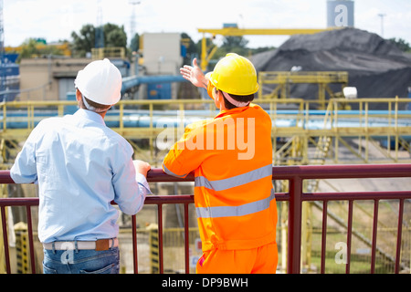 Rückansicht des Architekten, die Inspektion der Baustelle Stockfoto