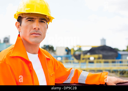 Porträt der schönen Mitte erwachsenen Mannes tragen Schutzkleidung auf Baustelle Stockfoto