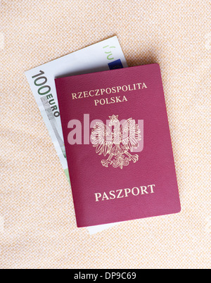 Alten polnischen Pass und hundert Euro Stockfoto