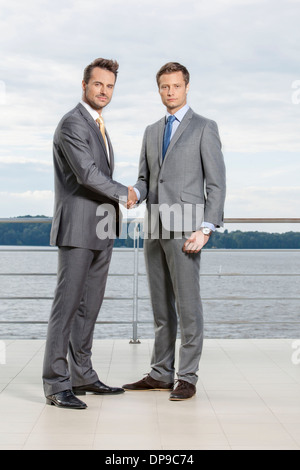 In voller Länge Portrait von Geschäftsleuten Händeschütteln auf Terrasse Stockfoto