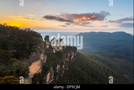 Sonnenaufgang über die Felsformation Three Sisters im Tal vom Echo Point, Blue Mountains, Australien Stockfoto