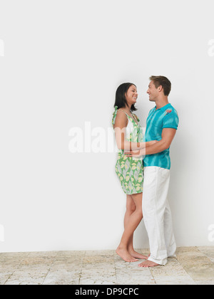 Liebevolle junge Paar stehen gegen die Wand Stockfoto