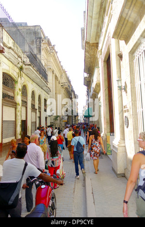 Belebten Straße in Havanna, Kuba Stockfoto