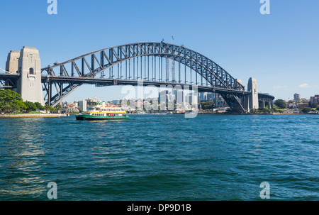 Sydney Harbour Bridge und einem Sydney Ferries Fähre von Dawes Point Park, Sydney, Australien Stockfoto