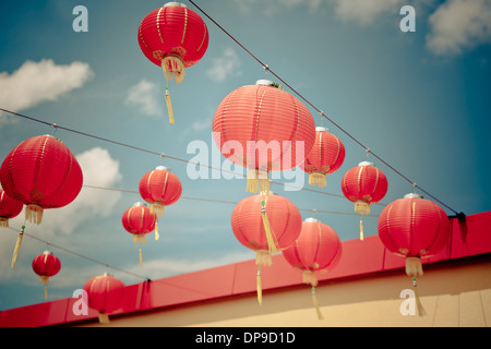 Rote chinesische Papierlaternen vor blauem Himmel. Horizontale gefilterte Schuss Stockfoto