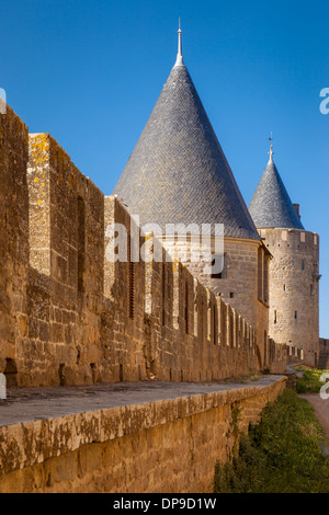 Guard Türmchen entlang der Stadtmauern des mittelalterlichen Ortes Carcassonne, Royal, Frankreich Stockfoto