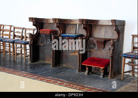 Misericords im Chor der Pfarrei St. Margaret in Cley nächsten Sea, Norfolk, England, Vereinigtes Königreich. Stockfoto