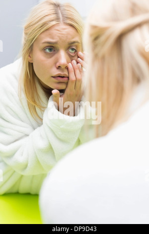 Junge Frau Prüfung Auge im Spiegel Stockfoto