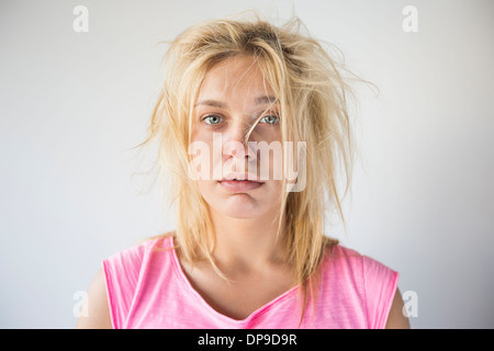 Porträt von frustrierten Frau leidet kalten grauen Hintergrund Stockfoto