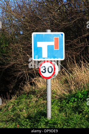 T-Kreuzung und Tempolimit Verkehrszeichen an Ranworth, Norfolk, England, Vereinigtes Königreich. Stockfoto