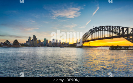 Sydney und die Sydney Harbour Bridge bei Sonnenuntergang, Australien Stockfoto