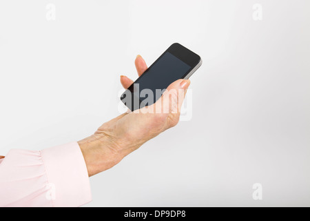 Die Geschäftsfrau Hand hält Smartphone im Büro Stockfoto