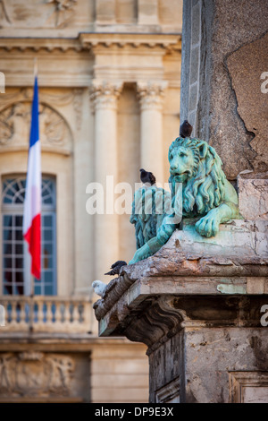 Löwen-Statuen auf dem Denkmal Obelisken außerhalb von Hotel de Ville, Arles, Provence, Frankreich Stockfoto