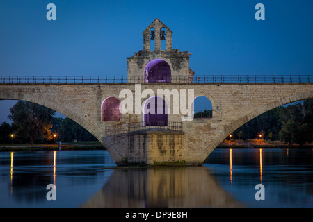 Pont Saint-Benezet und Chapelle Saint Nicholas (12. C) über der Rhone bei Avignon, Bouches-du-Rhône, Provence Frankreich Stockfoto