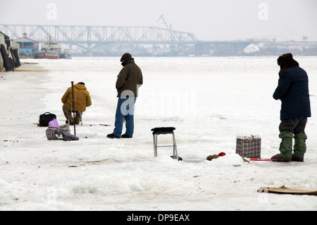 Eisfischen am Wolga in Astrachan, Russland Stockfoto