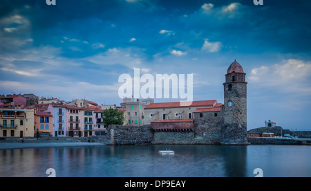 Über Eglise Notre Dame des Anges Kirche und die Altstadt von Collioure, Royal, Frankreich Twilight Stockfoto