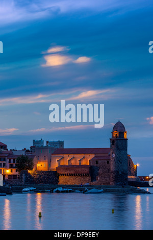 Über twilght Eglise Notre Dame des Anges, Collioure, Royal, Frankreich Stockfoto