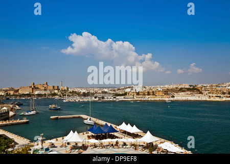 Valletta Stadtbild mit Strand und der Hafen in der Mitte der Stadt. Valletta, Insel Malta. Stockfoto