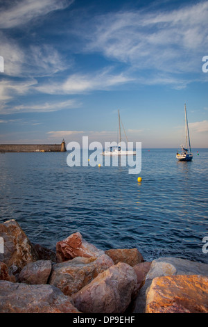 Boote in den winzigen Hafen von Collioure, Languedoc-Roussillon, Frankreich Stockfoto